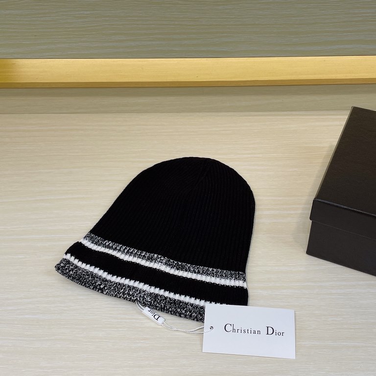 Dior Dior official website of the latest wool knit cap, very soft skin-friendly, elasticity is very good   texture and very versatile style ~ very warm, fall and winter essential artifacts, any head circumference can be 