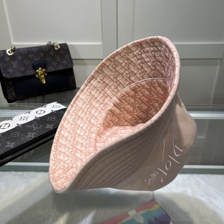 Dior (Dior) official website with the same fall models fisherman hat latest models of superb quality materials, details of workmanship is particularly exquisite, counter quality, on the head effect is excellent!