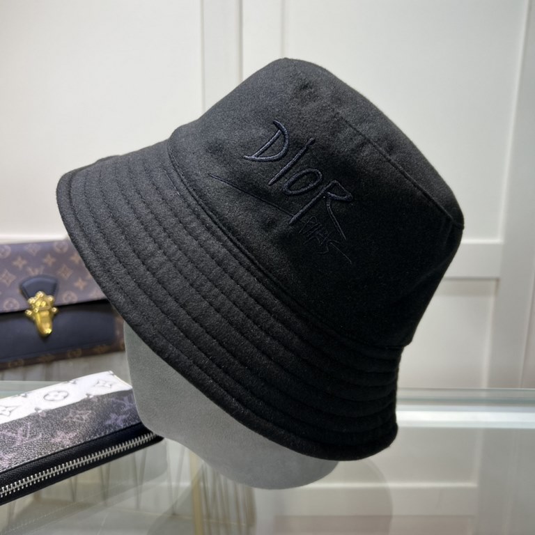 Dior (Dior) official website with the same fall models fisherman hat latest models of superb quality materials, details of workmanship is particularly exquisite, counter quality, on the head effect is excellent!