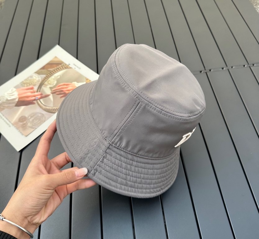 Dior Dior    official website of the latest double-sided full print Dior logo fisherman's hat, sunscreen index is super high, do not show the face is small, there is a type is not floppy, can be folded at will, easy to c