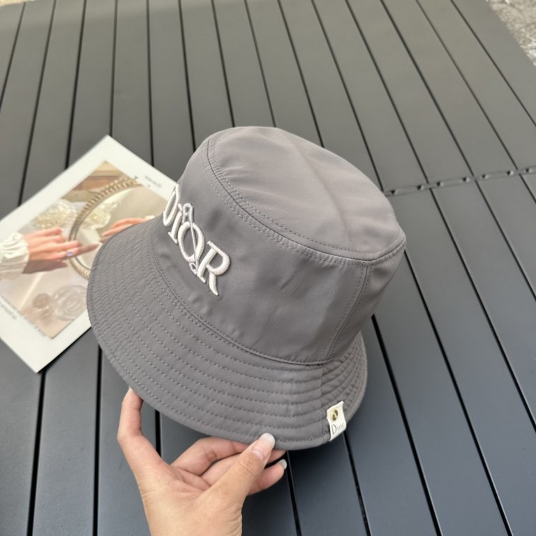 Dior Dior    official website of the latest double-sided full print Dior logo fisherman's hat, sunscreen index is super high, do not show the face is small, there is a type is not floppy, can be folded at will, easy to c