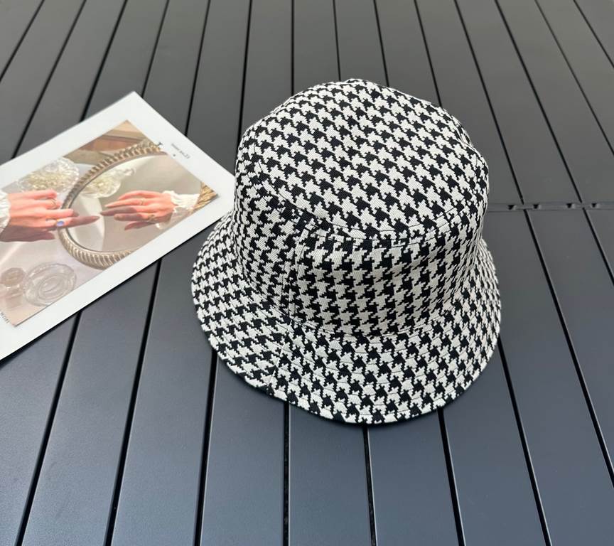 Dior Dior    official website of the latest double-sided full print Dior logo fisherman's hat, sunscreen index is super high, do not show the face is small, there is a type is not floppy, can be folded at will, easy to c