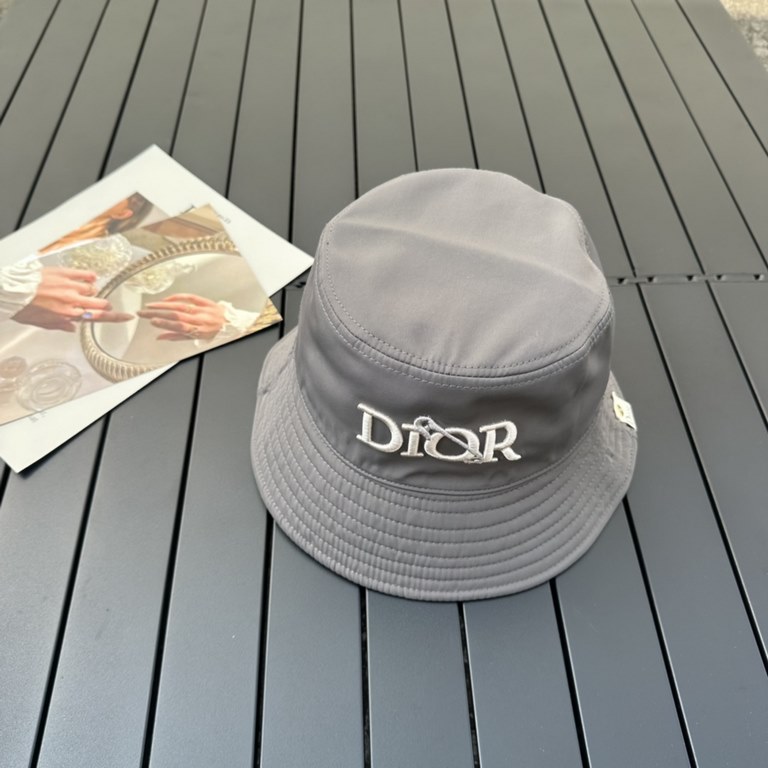 Dior Dior    official website of the latest double-sided full print Dior logo fisherman's hat, sunscreen index is super high, do not show the face is small, there is a type is not floppy, can be folded at will, easy to c