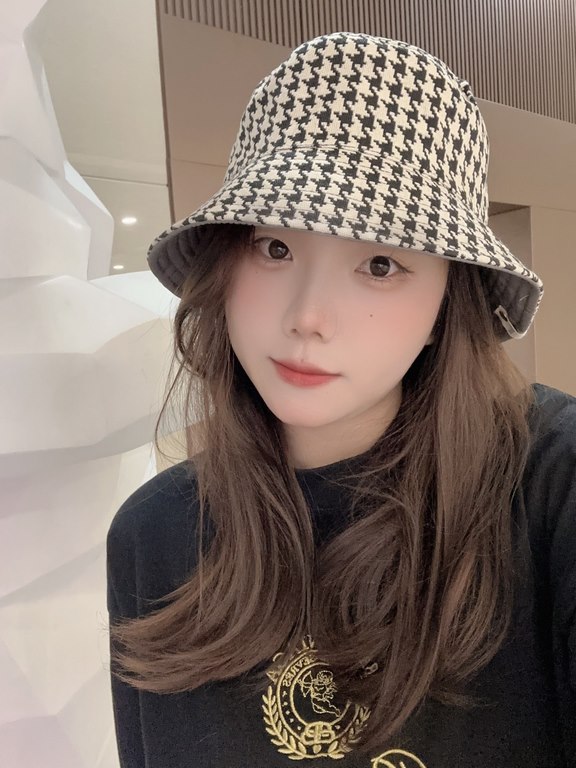 Dior Dior    official website of the latest double-sided full print Dior logo fisherman's hat, sunscreen index is super high, do not show the face is small, there is a type is not floppy, can be folded at will, easy to c