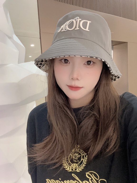 Dior Dior    official website of the latest double-sided full print Dior logo fisherman's hat, sunscreen index is super high, do not show the face is small, there is a type is not floppy, can be folded at will, easy to c