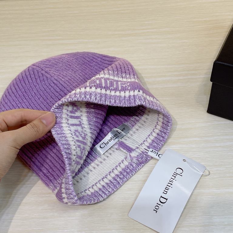 Dior Dior official website of the latest wool knit cap, very soft skin-friendly, elasticity is very good   texture and very versatile style ~ very warm, fall and winter essential artifacts, any head circumference can be 