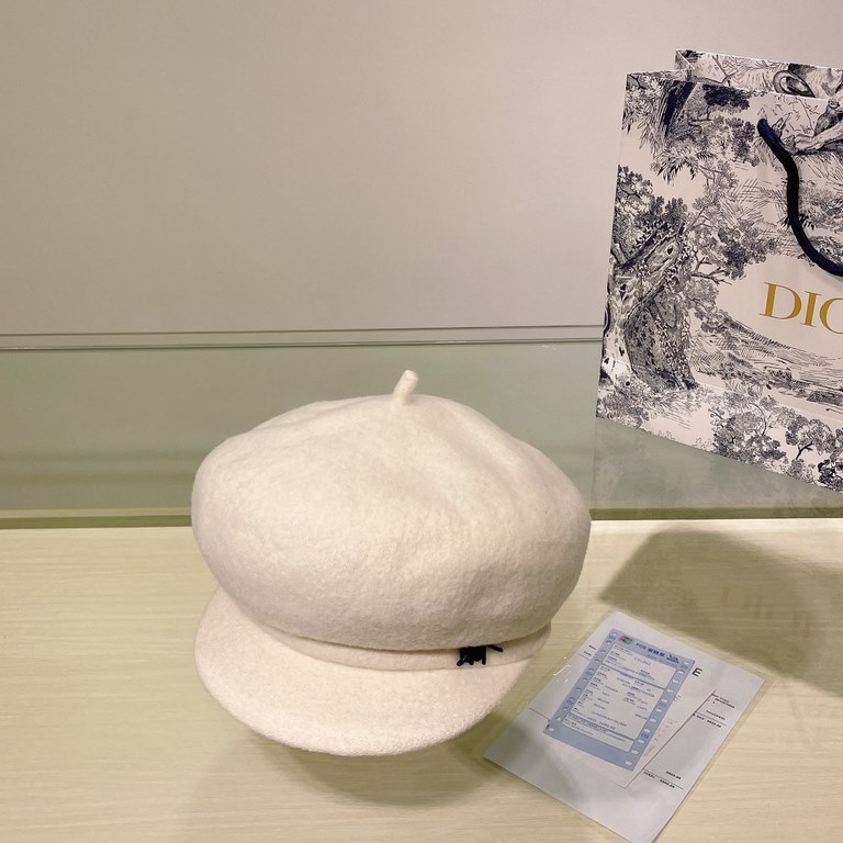 Dior Dior's new fall and winter octagonal military hat has a super nice shape!  Super versatile! Goddess model hundred hitched out of the street