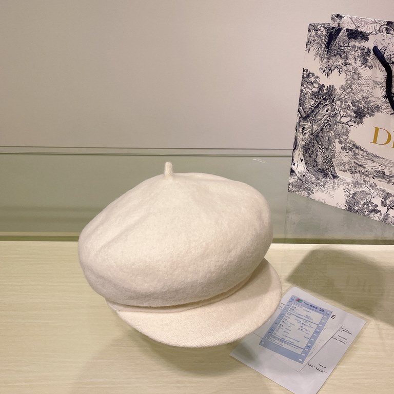 Dior Dior's new fall and winter octagonal military hat has a super nice shape!  Super versatile! Goddess model hundred hitched out of the street