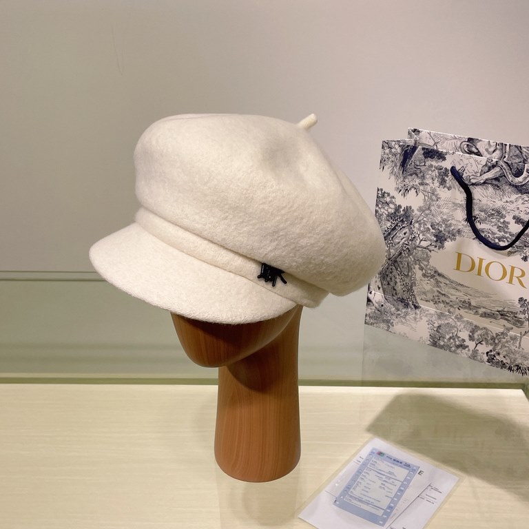 Dior Dior's new fall and winter octagonal military hat has a super nice shape!  Super versatile! Goddess model hundred hitched out of the street