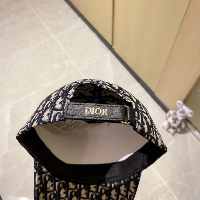 with dust bag [DIOR Dior] 2023 new gold embroidered baseball cap, new shipments, big name models are super good with, hurry to get!