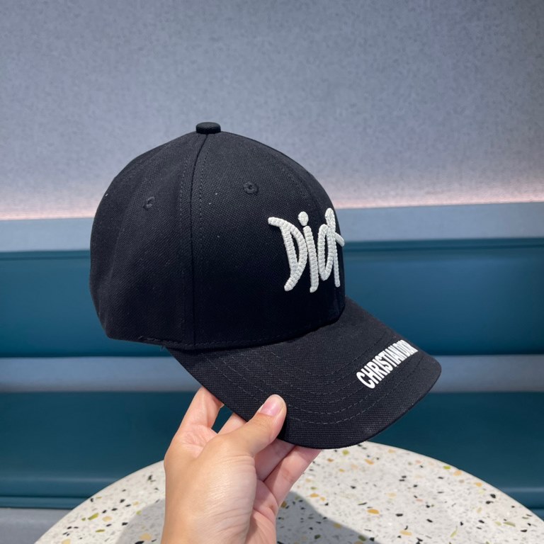 DIOR Dior official website synchronized with the new release D family baseball cap  , the whole hat texture is super good, the effect on the head is very nice, the imperial sister can be outstanding, super hot!