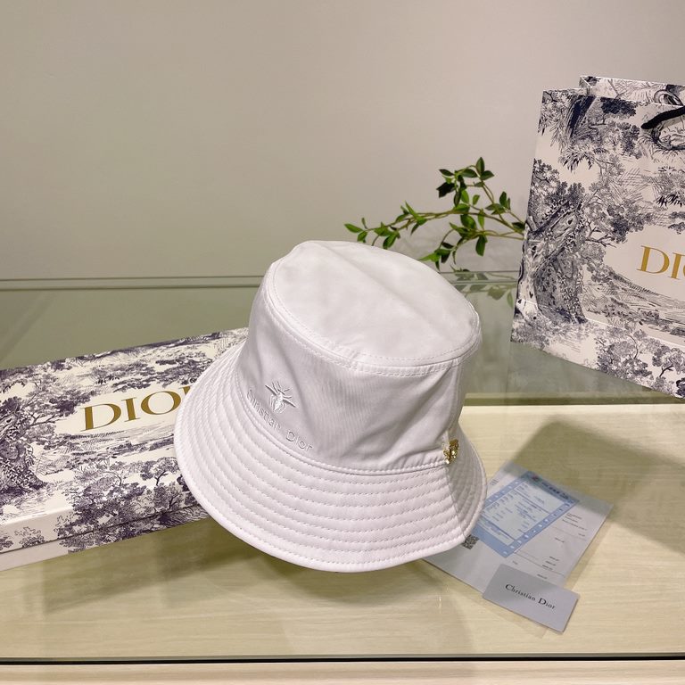 Dior Dior    official website of the latest double-sided full print Dior logo fisherman's hat, sunscreen index is super high, especially show a small face, shaped not floppy, can be folded at will, easy to carry