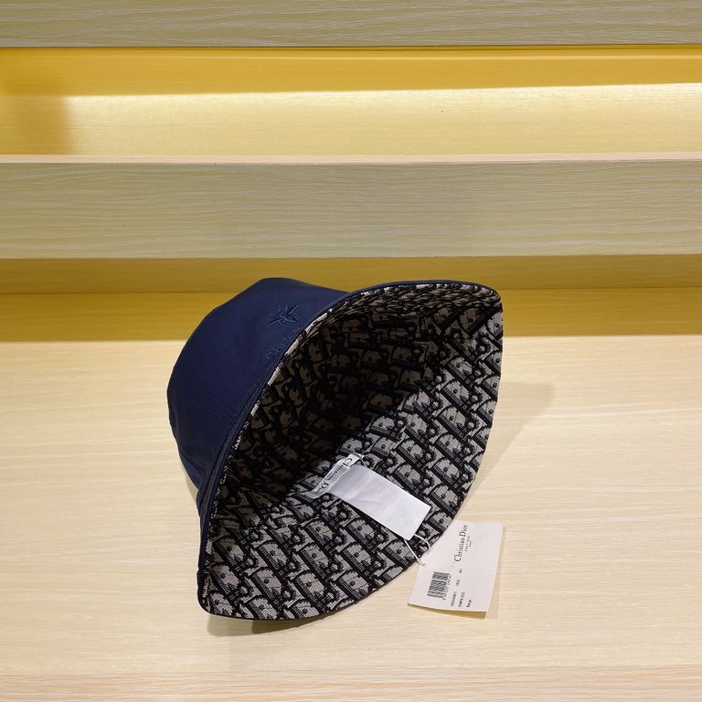 Dior Dior    official website of the latest double-sided full print Dior logo fisherman's hat, sunscreen index is super high, especially show a small face, shaped not floppy, can be folded at will, easy to carry