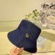 Dior Dior    official website of the latest double-sided full print Dior logo fisherman's hat, sunscreen index is super high, especially show a small face, shaped not floppy, can be folded at will, easy to carry