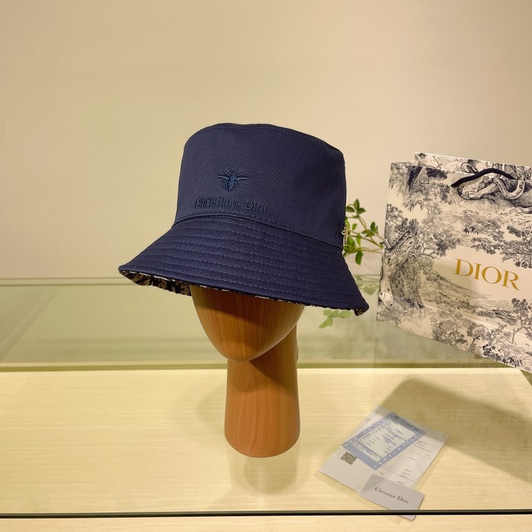 Dior Dior    official website of the latest double-sided full print Dior logo fisherman's hat, sunscreen index is super high, especially show a small face, shaped not floppy, can be folded at will, easy to carry