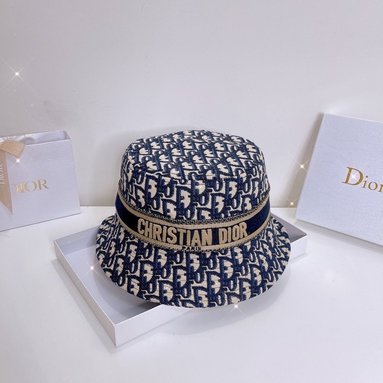 Dior Dior new old flower letters webbing fisherman's hatUltra-famous, deepening the cap more temperament, this season's explosive models!Material 100% cottonHead circumference 57cm