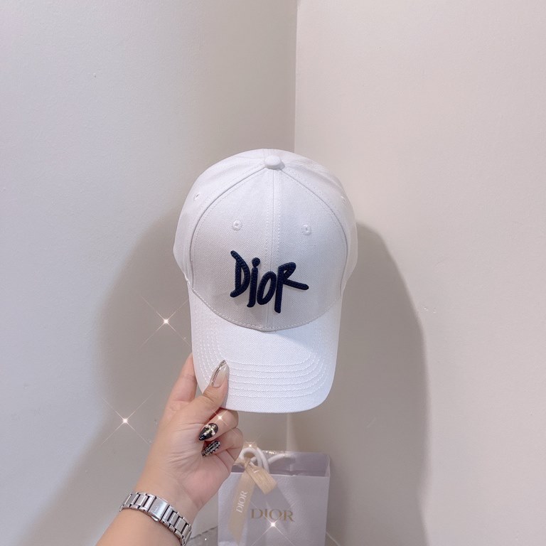 Dior Baseball Cap  Customized weaving precision embroidery original cloth line distinctiveSimple and stylish, with a color blocked logo.The minimalist color enhances the style...