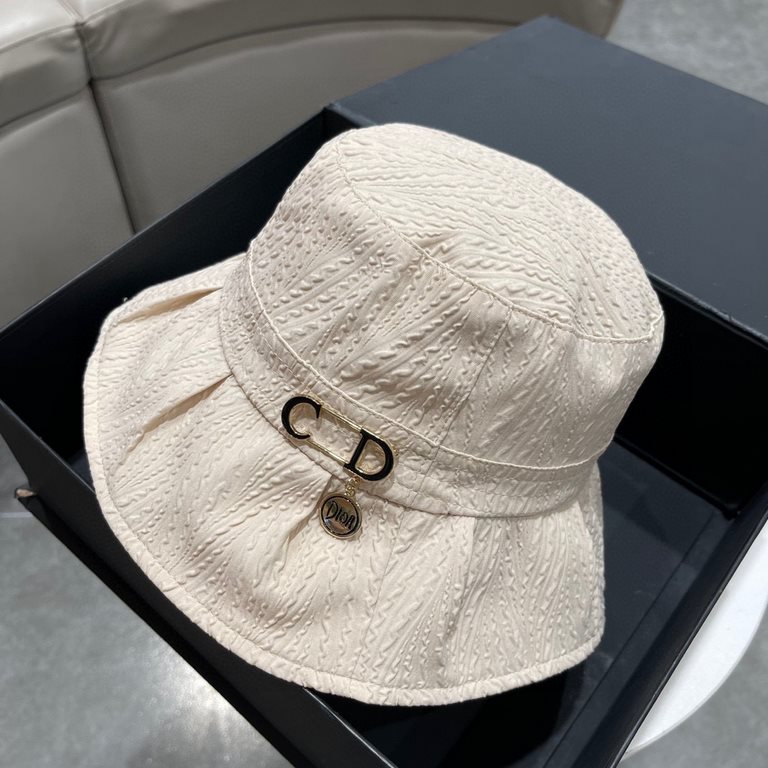 DIOR Dior  , DIOR official website synchronized with the new release D family fisherman's hat, the whole hat texture is super good, the effect on the head is very nice, loli imperial sister can be outstanding, super hot!