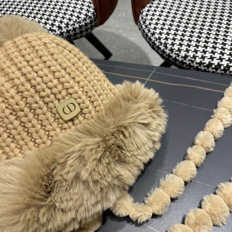 Dior Dior fall and winter new cute hairball tie ear protection cap warm thunderbolt hat female padded thickened knitted wool hat