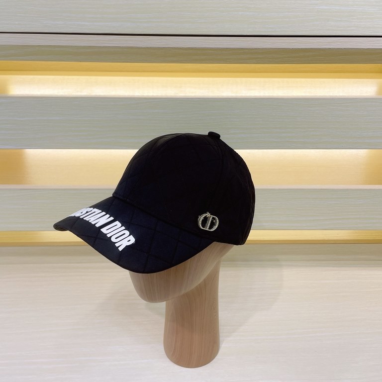 DIOR Dior  , DIOR official website synchronized with the release of the new D family baseball cap, the whole cap texture is super good, the effect on the head is very nice, loli imperial sister can be outstanding, super 