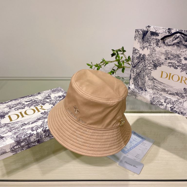 Dior Dior    official website of the latest double-sided full print Dior logo fisherman's hat, sunscreen index is super high, especially show a small face, shaped not floppy, can be folded at will, easy to carry