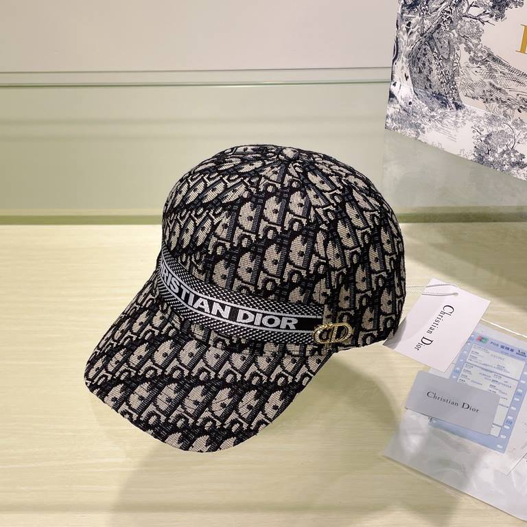 [DIOR Dior] new embroidered simple models of baseball caps, new shipments, big models are super good with, hurry to get!