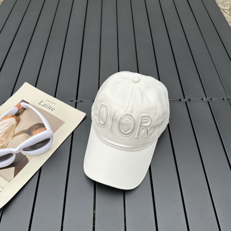 Dior Dior   high version counter synchronization Dior new baseball cap is a very easy to carry hat   can be folded into a small bag   suitable for wearing all year round, the