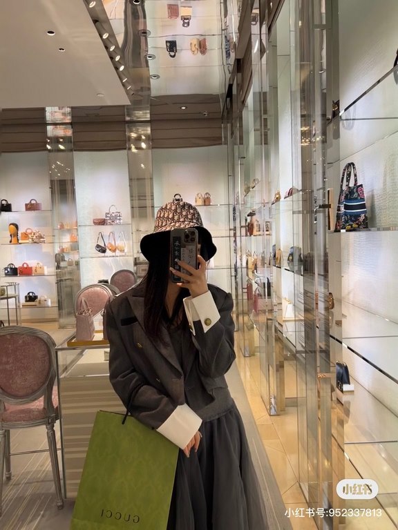 Dior Dior classic double-sided embroidery pop-up fisherman hat, high quality, non-market ordinary version, fine workmanship details, simple and generous, counter synchronization, pop-up!