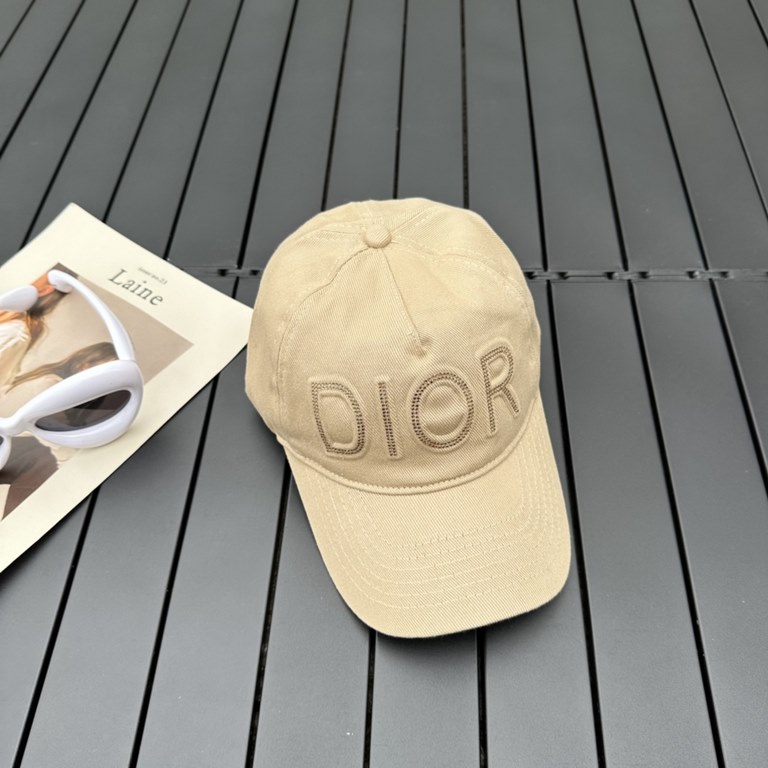 Dior Dior   high version counter synchronization Dior new baseball cap is a very easy to carry hat   can be folded into a small bag   suitable for wearing all year round, the