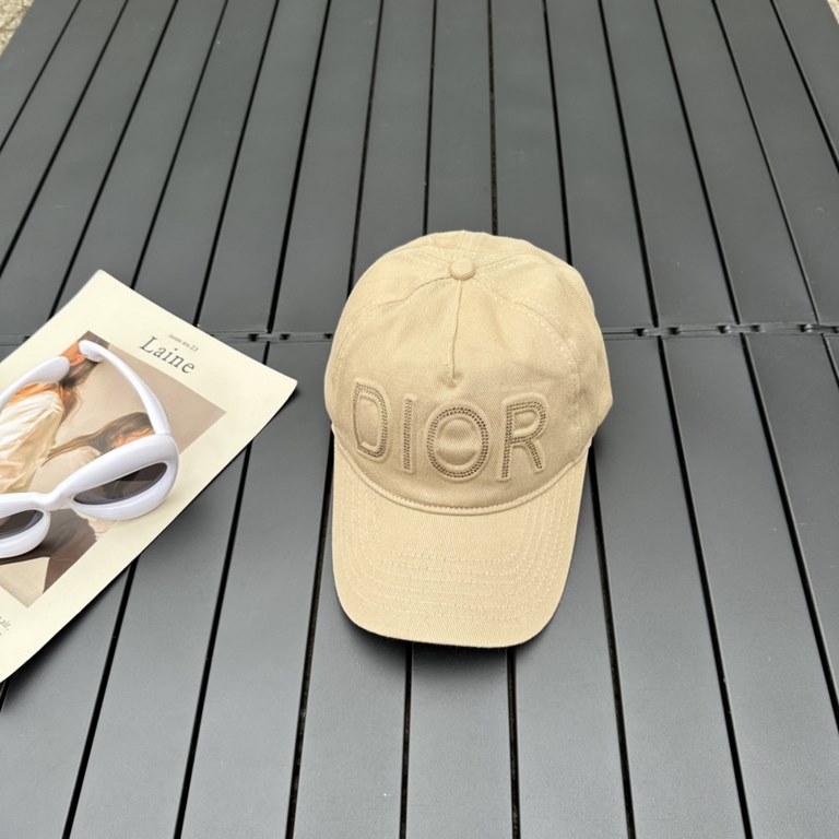 Dior Dior   high version counter synchronization Dior new baseball cap is a very easy to carry hat   can be folded into a small bag   suitable for wearing all year round, the