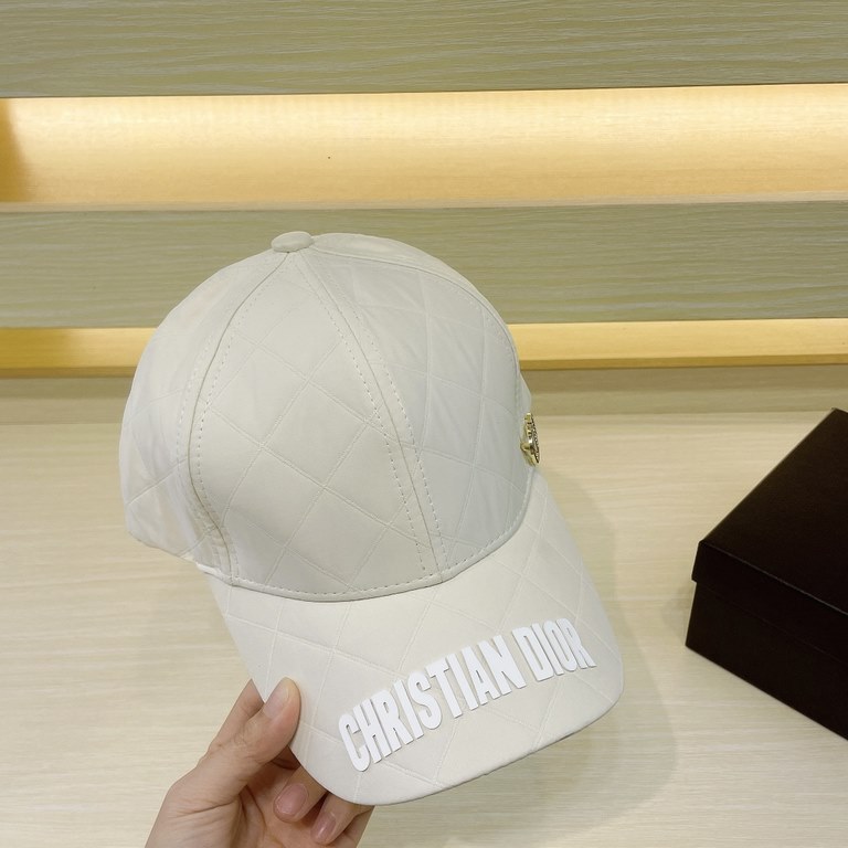 DIOR Dior  , DIOR official website synchronized with the release of the new D family baseball cap, the whole cap texture is super good, the effect on the head is very nice, loli imperial sister can be outstanding, super 