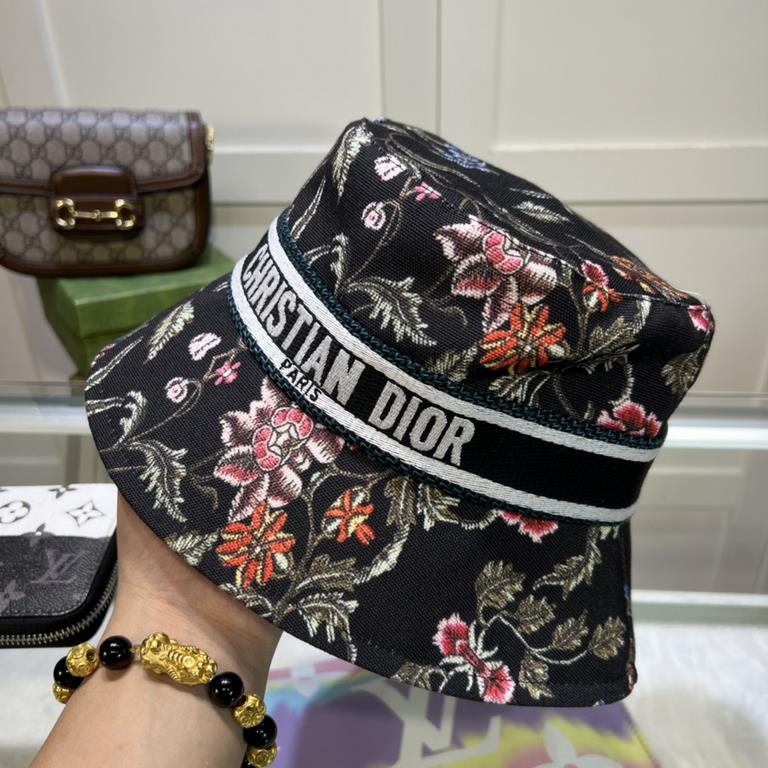 Special   DIOR Dior  , DIOR official website synchronized with the new release of the D family fisherman's hat, the entire hat texture is superb, the effect on the head is very nice, loli imperial sister can be outstandi