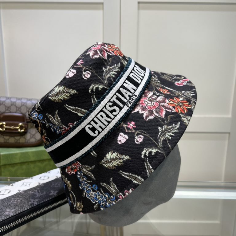 Special   DIOR Dior  , DIOR official website synchronized with the new release of the D family fisherman's hat, the entire hat texture is superb, the effect on the head is very nice, loli imperial sister can be outstandi