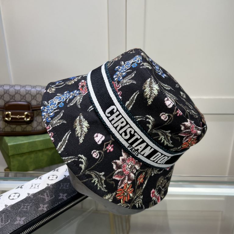 Special   DIOR Dior  , DIOR official website synchronized with the new release of the D family fisherman's hat, the entire hat texture is superb, the effect on the head is very nice, loli imperial sister can be outstandi