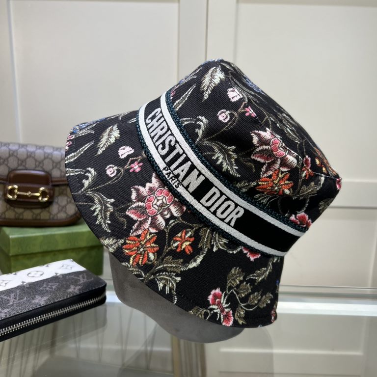 Special   DIOR Dior  , DIOR official website synchronized with the new release of the D family fisherman's hat, the entire hat texture is superb, the effect on the head is very nice, loli imperial sister can be outstandi