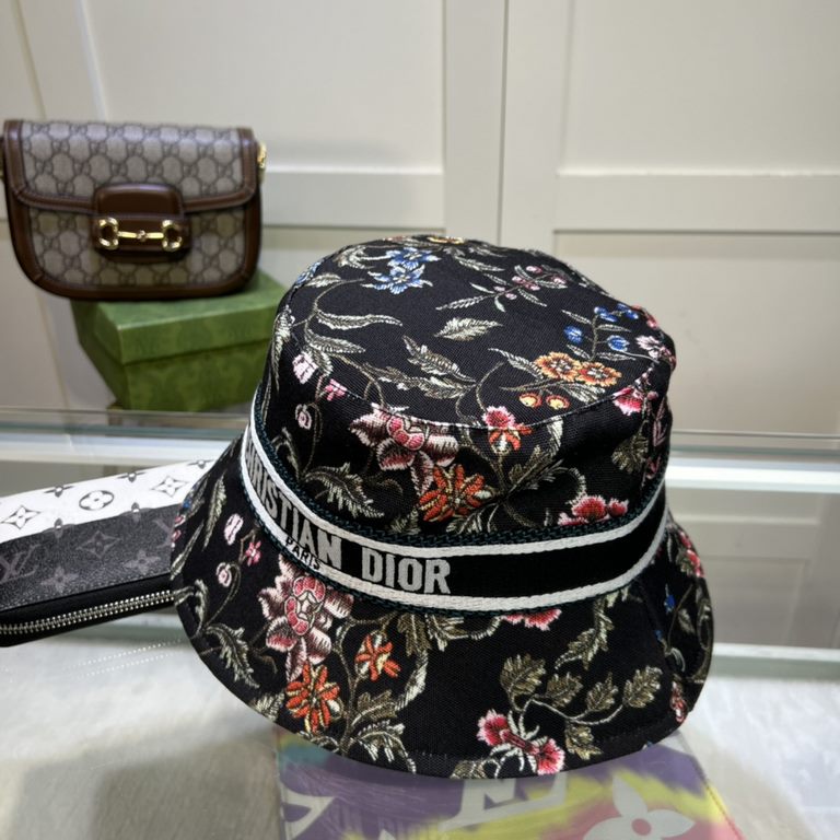 Special   DIOR Dior  , DIOR official website synchronized with the new release of the D family fisherman's hat, the entire hat texture is superb, the effect on the head is very nice, loli imperial sister can be outstandi