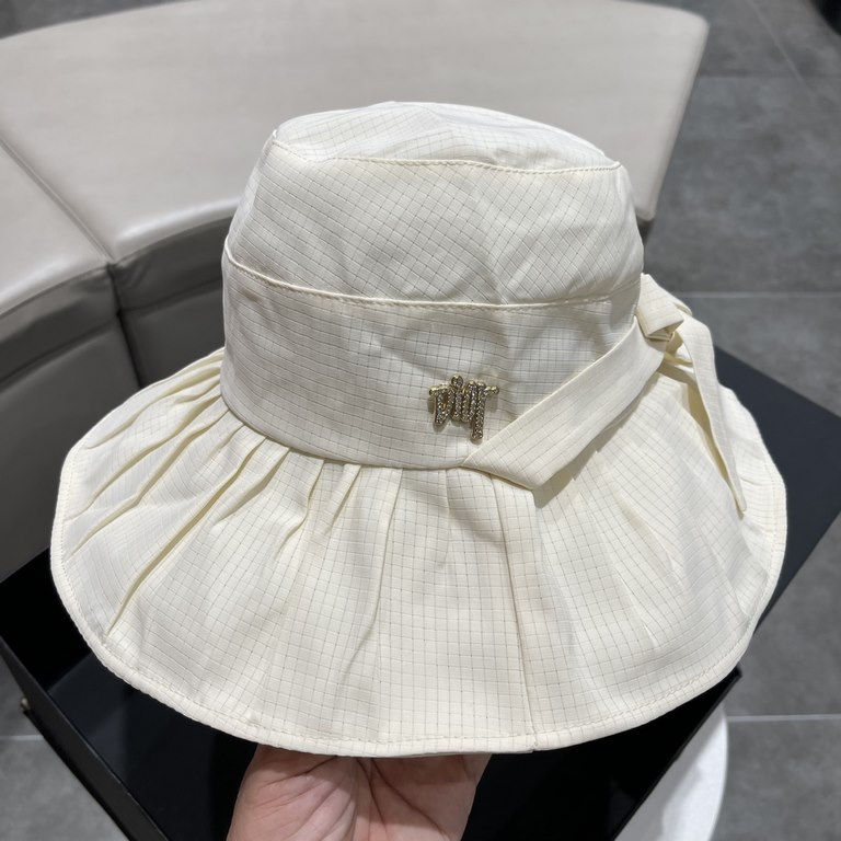 DIOR Dior  , DIOR official website synchronized with the release of new models D family fisherman hat, the whole hat texture is super good, the effect on the head is very nice, loli imperial sister can be outstanding, su