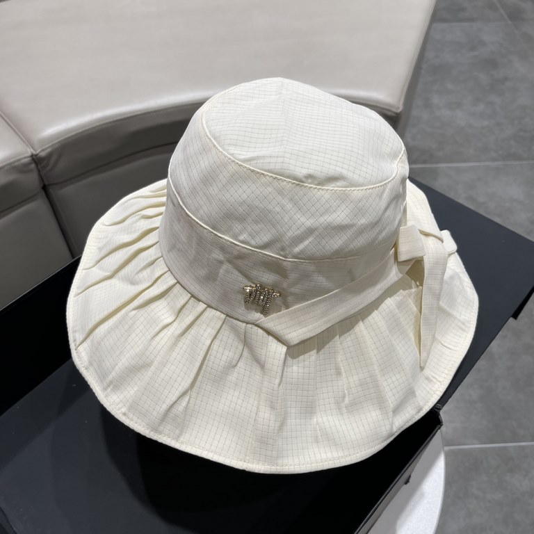 DIOR Dior  , DIOR official website synchronized with the release of new models D family fisherman hat, the whole hat texture is super good, the effect on the head is very nice, loli imperial sister can be outstanding, su