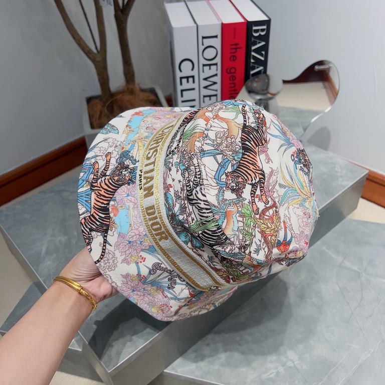 DIOR Dior   official website synchronized with the release of new models D family fisherman hat, the whole hat texture is super good, the effect on the head is very nice, loli imperial sister can be outstanding, super ho