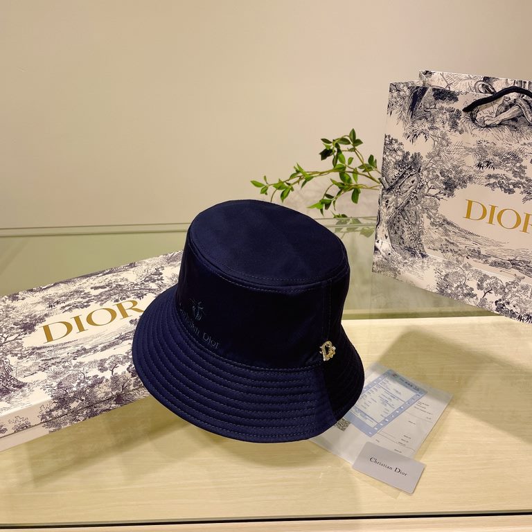 Dior Dior    official website of the latest double-sided full print Dior logo fisherman's hat, sunscreen index is super high, especially show a small face, shaped not floppy, can be folded at will, easy to carry