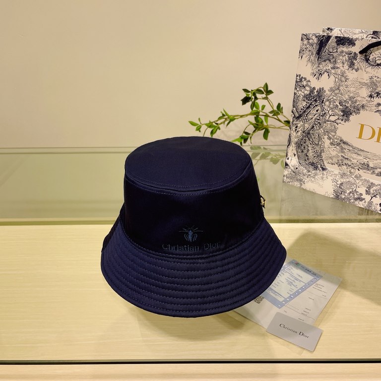 Dior Dior    official website of the latest double-sided full print Dior logo fisherman's hat, sunscreen index is super high, especially show a small face, shaped not floppy, can be folded at will, easy to carry