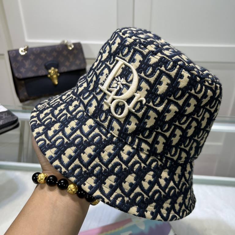 Dior (Dior) official website with the same fall models fisherman hat latest models of superb quality materials, details of workmanship is particularly exquisite, counter quality, on the head effect is excellent!