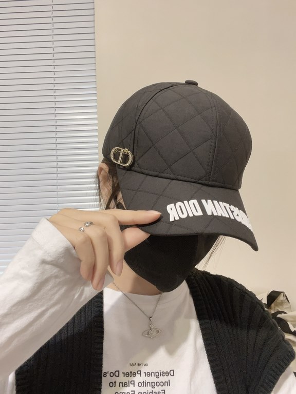 DIOR Dior  , DIOR official website synchronized with the release of the new D family baseball cap, the whole cap texture is super good, the effect on the head is very nice, loli imperial sister can be outstanding, super 