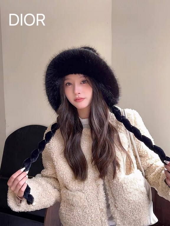 DIOR Dior colorful knitted wool ear protection thunderbolt hat women's autumn and winter warm padded and thickened show face small tie hairball set of headcaps