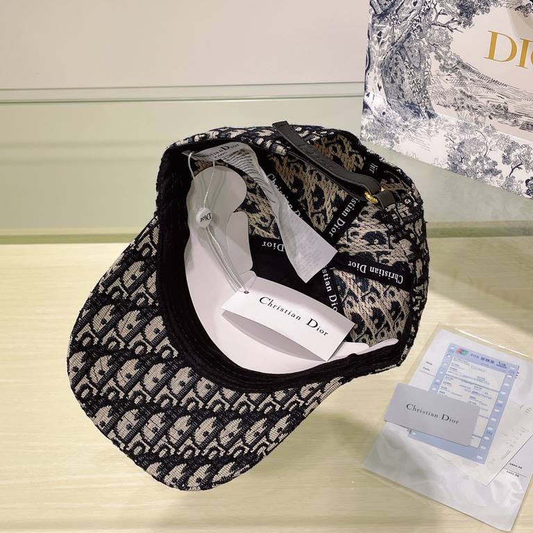 [DIOR Dior] new embroidered simple models of baseball caps, new shipments, big models are super good with, hurry to get!