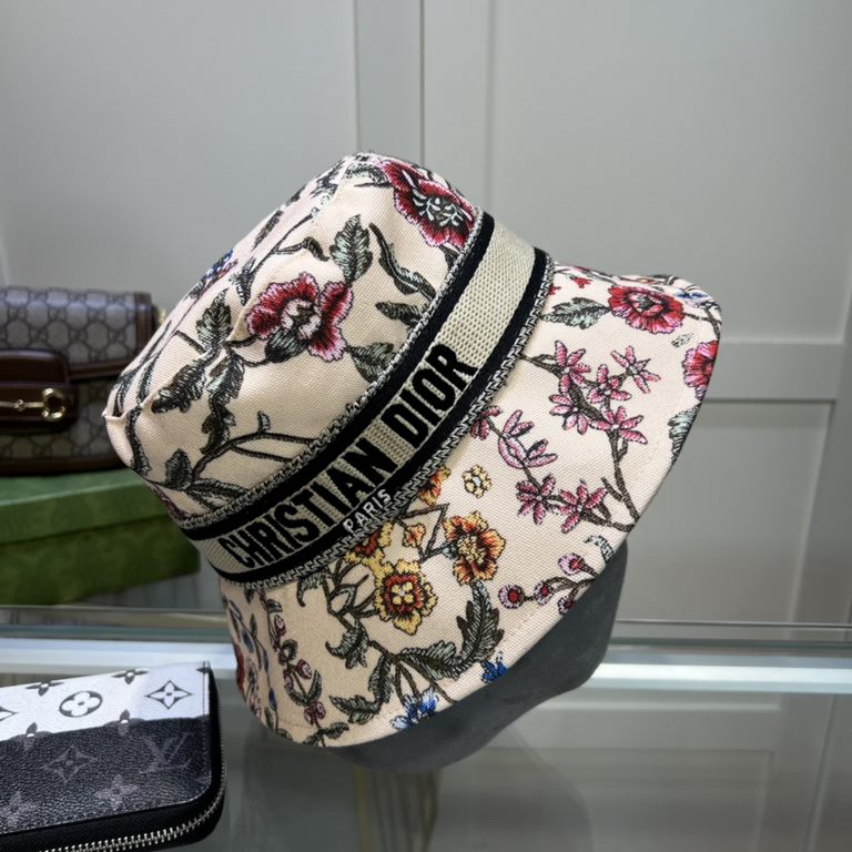 Special   DIOR Dior  , DIOR official website synchronized with the new release of the D family fisherman's hat, the entire hat texture is superb, the effect on the head is very nice, loli imperial sister can be outstandi