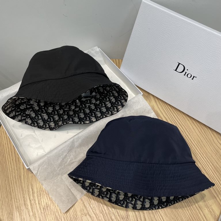 BatchTop Quality. (Exclusively available) Mouse goods           Wear it all year round. Matching rate super high Chrisntan Dior Teddy DCD OBLIQUE double-sided fisherman's hat. Italy   代购仓订单....过yan 潮人时尚大咖款-美帽来袭. The fash