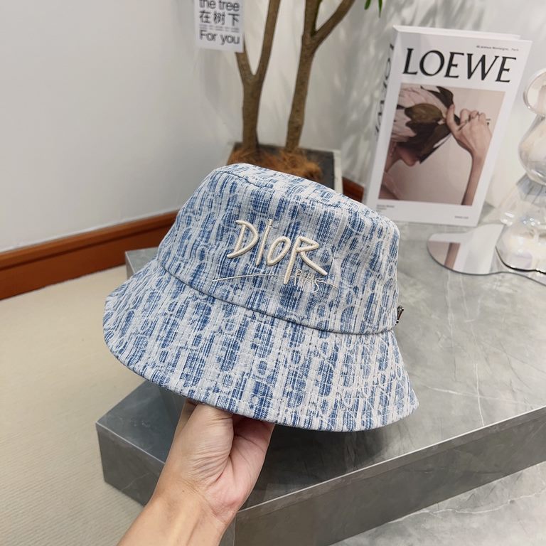 DIOR Dior  , DIOR official website synchronization new release D family fisherman hat, the whole hat texture is super good, the effect on the head is very nice, loli imperial sister can be outstanding, super hot!