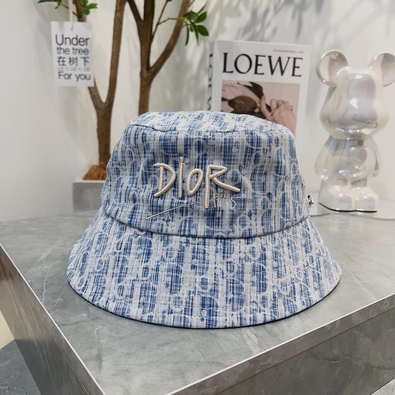 DIOR Dior  , DIOR official website synchronization new release D family fisherman hat, the whole hat texture is super good, the effect on the head is very nice, loli imperial sister can be outstanding, super hot!