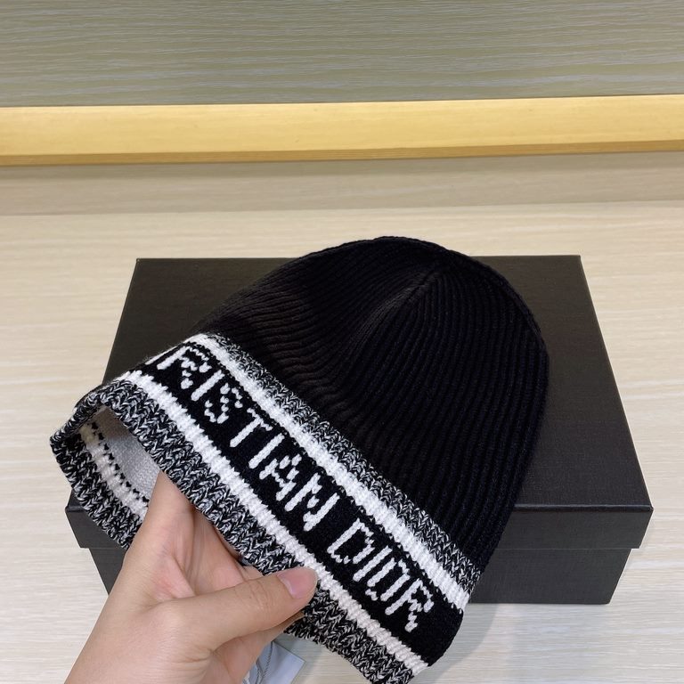 Dior Dior official website of the latest wool knit cap, very soft skin-friendly, elasticity is very good   texture and very versatile style ~ very warm, fall and winter essential artifacts, any head circumference can be 